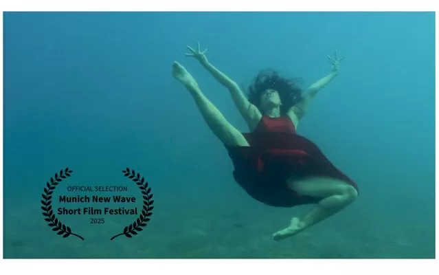 Mujer con vestido rojo danzando bajo el agua 