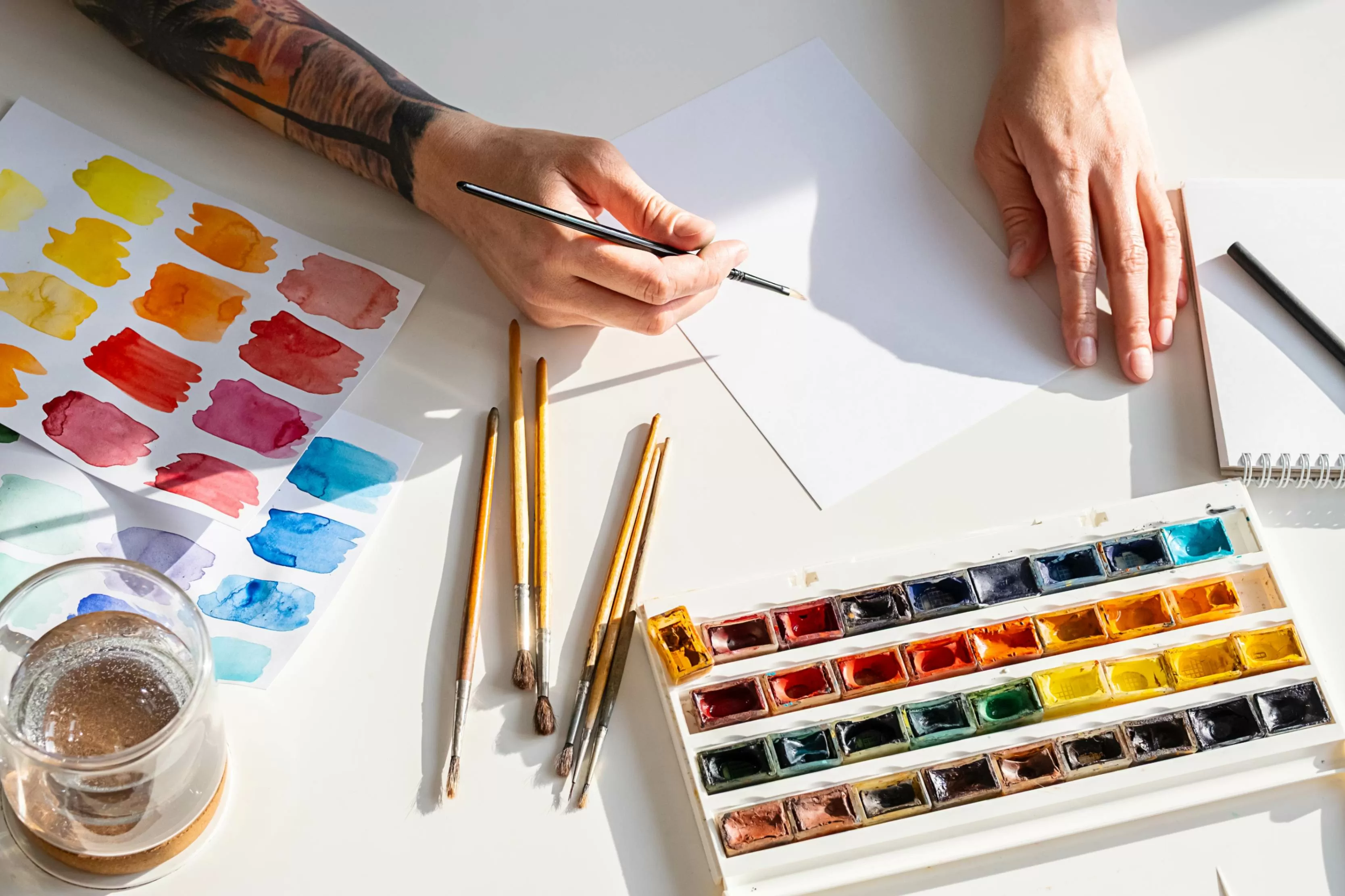 Artista Mujer Pintando Sobre Papel. Concepto de artesanía.