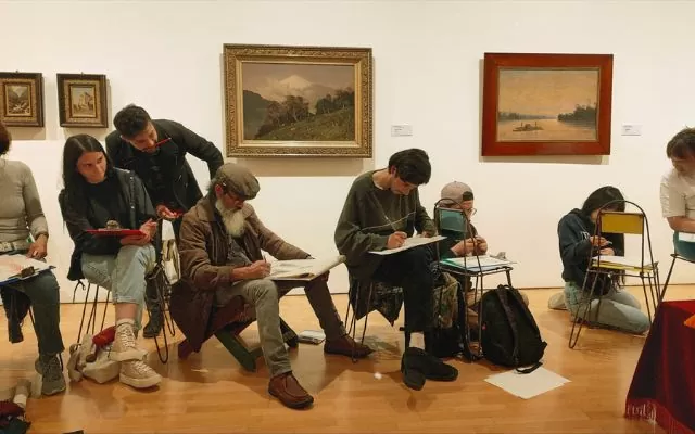 Fotografía donde se ve un grupo de personas dibujando