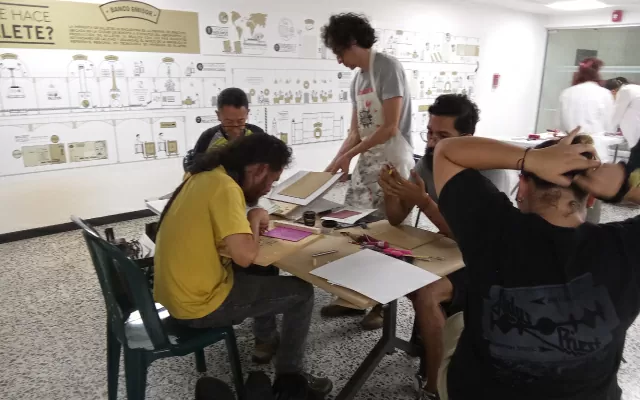 Taller de linóleo, en el Centro Cultural del Banco de la República en Bucaramanga. 2024