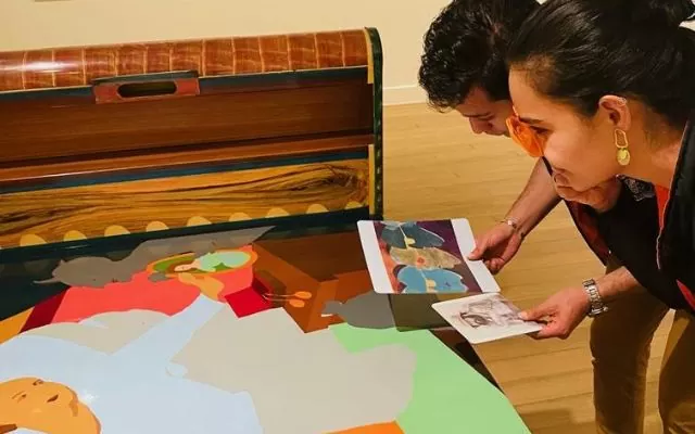 fotografía donde se ven un hombre y una mujer con elementos de la maleta didáctica