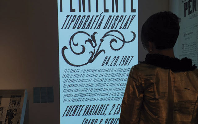 Visitante de la exposición 'Tipo, lito, calavera'