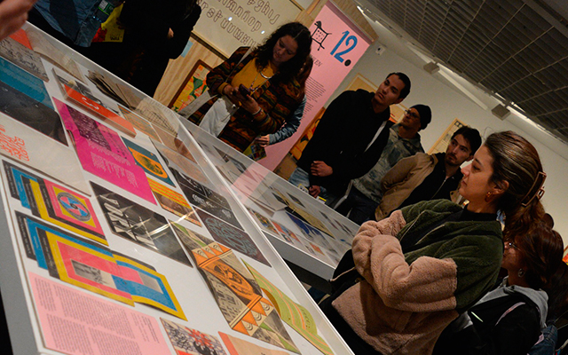 Visitantes de la exposición 'Tipo, lito, calavera'