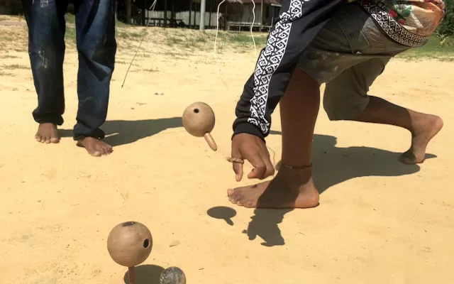 Juego de niñxs #53: Trompos de semilla, Arara, Colombia, 2025. 09’21’’, 16:9
