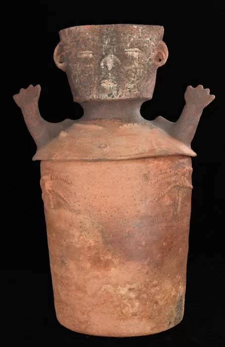 Urna funeraria antropomorfa con pintura facial Llanuras del Caribe - Serranía de San Jacinto- Bajo Magdalena 1000 d.C. - 1700 d.C.