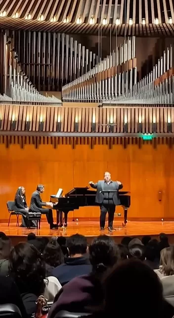 Barítono colombiano Valeriano Lanchas en concierto en la Sala de Conciertos BLAA, parte de la temporada 2026.
