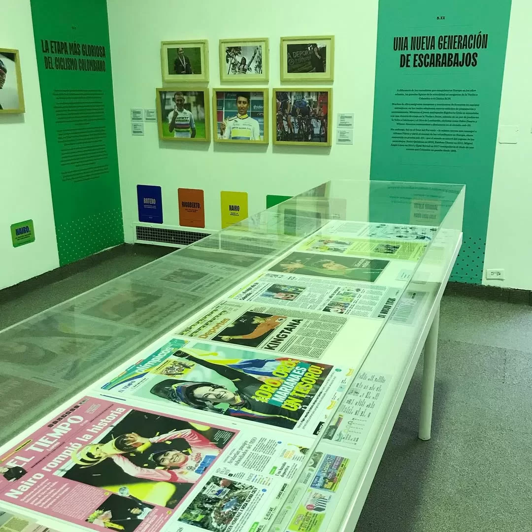 Fotografía de la exposición que muestra recortes de prensa y fotografías der los triunfos ciclistas del país en la década del 2010