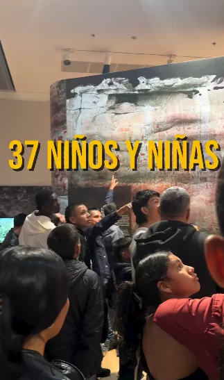 Visitantes en la exposición "Trazos sobre piedra. Pinturas milenarias en la serranía de La Lindosa" 