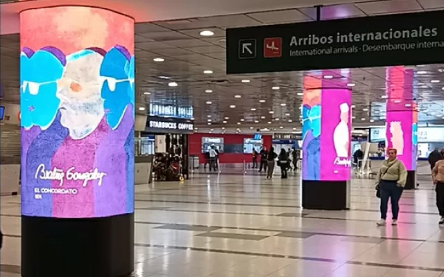 El arte de la colombiana Beatriz González recibe a los viajeros en el aeropuerto Ezeiza de Buenos Aires.