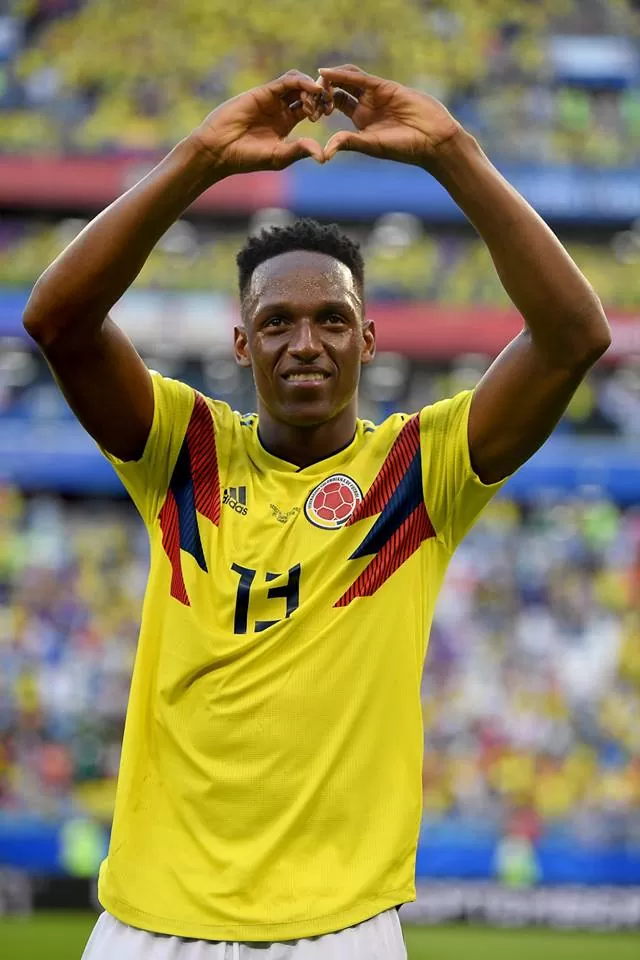 Fotografía del futbolista colombiano Yerry Mina celebrando un gol haciendo un corazón con sus manos