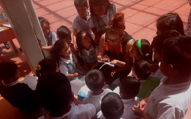 Mediadora Vanessa Mesa con un grupo de niños