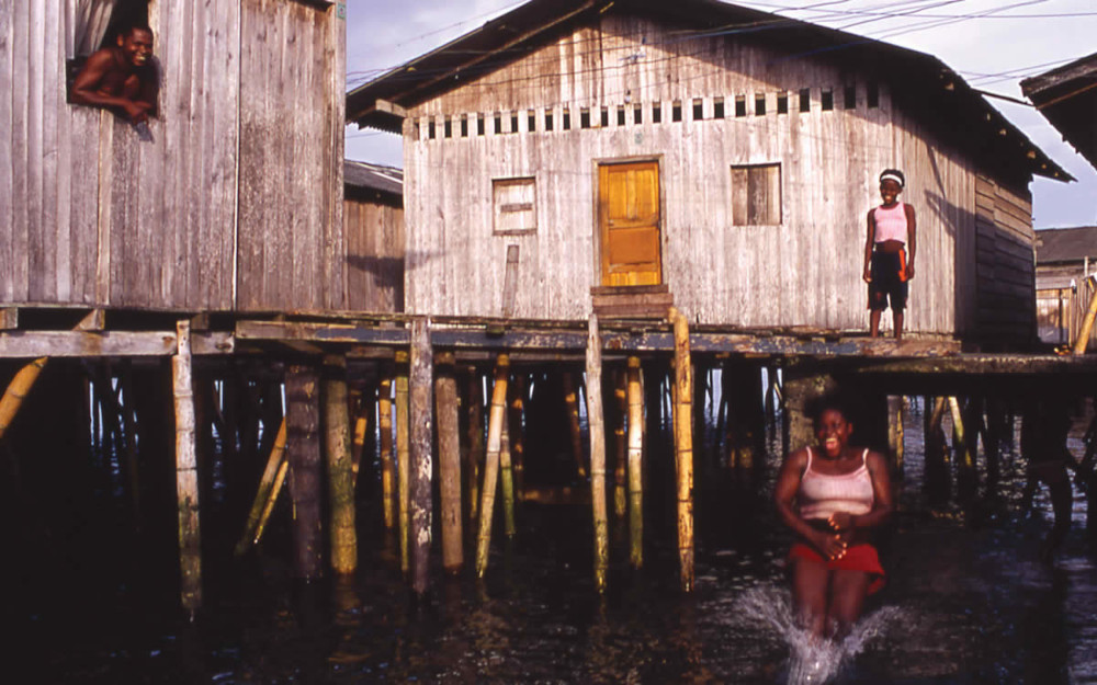 Vivienda lacustre en Tumaco y sus habitantes, Nariño. Banco de Imágenes Ambientales (BIA), Instituto Alexander von Humboldt.