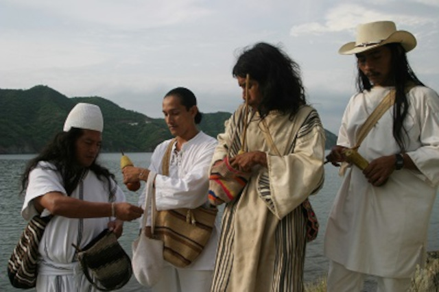 Indígenas wintukua, kankuamo, kogui y wiwa intercambiando hojas de coca Obra Amado Villafaña