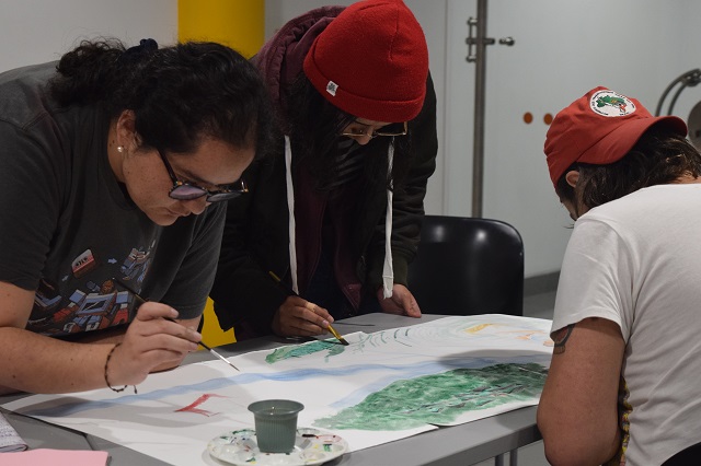 A partir de diversas fuentes como artículos de la Constitución, los participantes crearon relatos que se convertirán en bocetos de pinturas narrativas. 