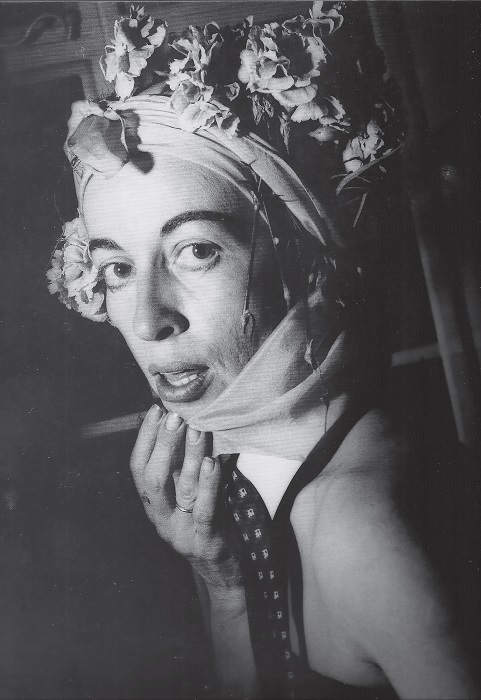 Cecilia Porras disfrazada. Fotografía tomada del libro Cecilia Porras, su vida y su obra.