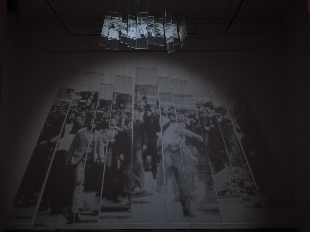 Sombras del sur y del norte Obra de Graciela Sacco. 2002 - Placas de acrílico impresas con fotoserigrafía