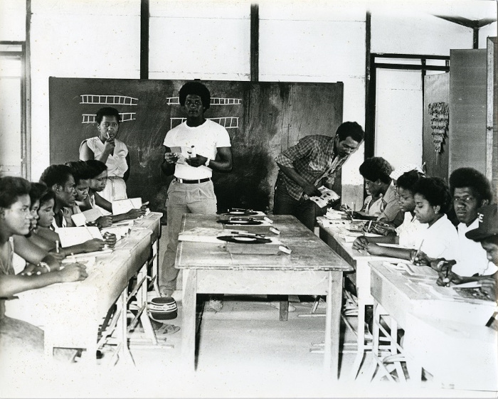 Habitantes de Punta Canoas, Bolívar, usando el Disco Estudio de ACPO - ca. 1974. Biblioteca Luis Ángel Arango- Colección Banco de la República, Bogotá.