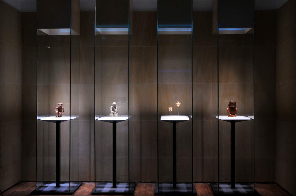 Cuatro vitrinas con piezas del Museo del Oro