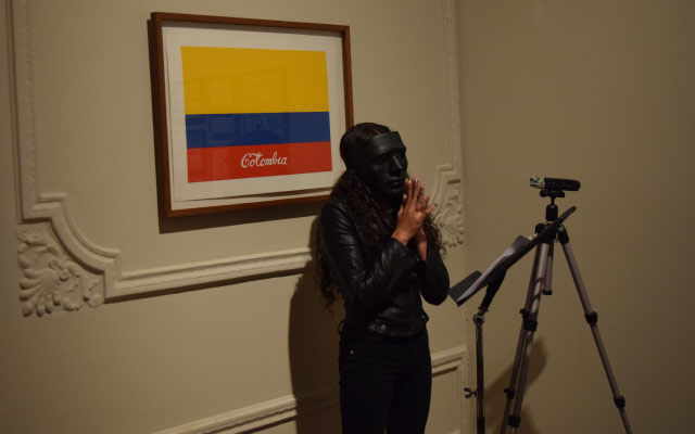 Participante del taller Voces del pueblo, parte de la exposición El tigre no es como lo pintan.