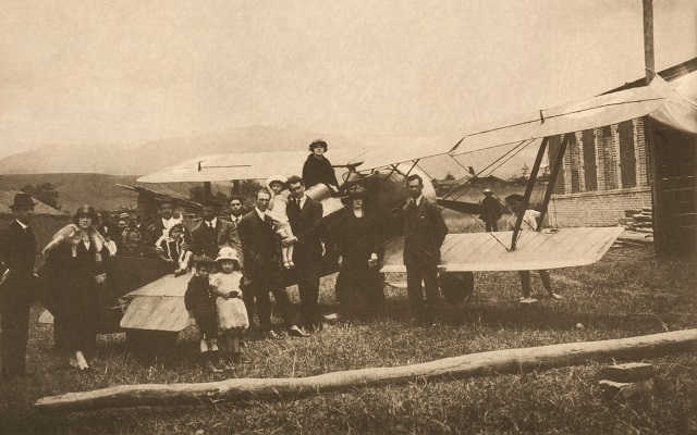 El primer avión que llegó a Pasto en 1921. Junto a sus tripulantes.