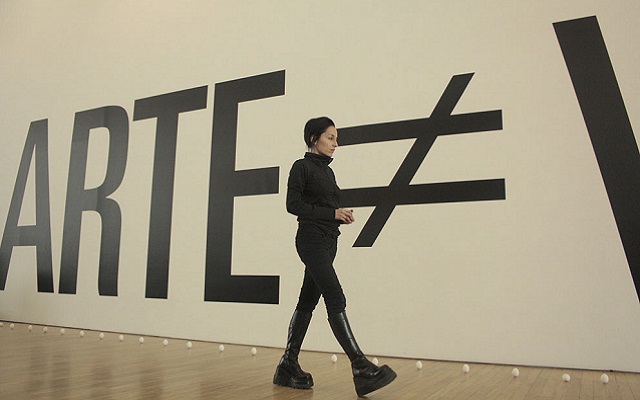 Camine despacio. Re-enacment 365 días. María José Arjona en el Museo de Arte Contemporáneo de Santa Marta.