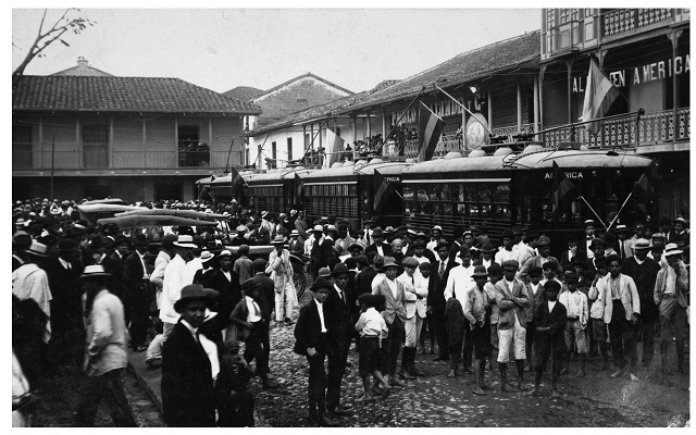 Inauguración del tranvía en Parque Berrío, 1928. Biblioteca Pública Piloto, Medellín.