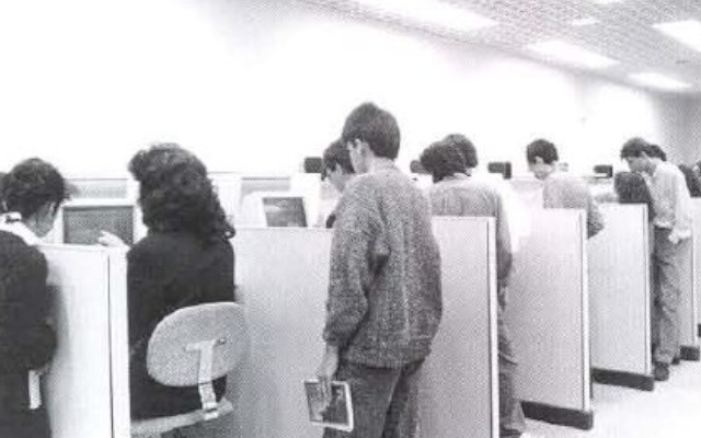 Imagen histórica de usuarios consultando en la Biblioteca Luis Ángel Arango.