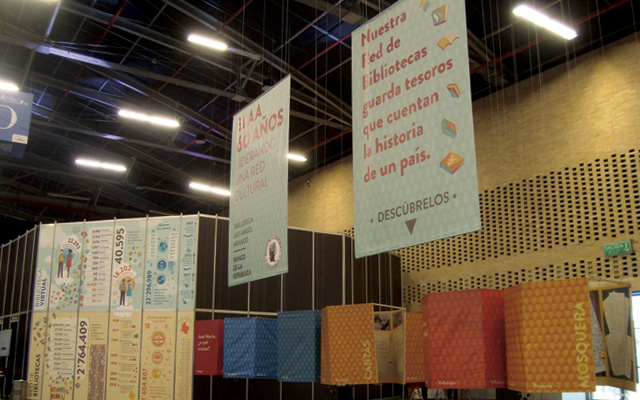 Montaje de la exposición Blaa 60 años liderando una red cultural en la feria del libro de Bogotá