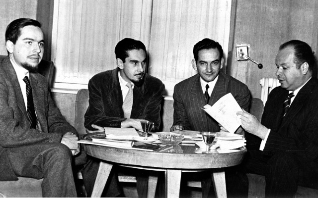 De izquierda a derecha: Jorge Gaitán Durán, Eduardo Cote Lamus, Ramiro Lagos y Eduardo Carranza. Leyendo poemas en Madrid, 1953.