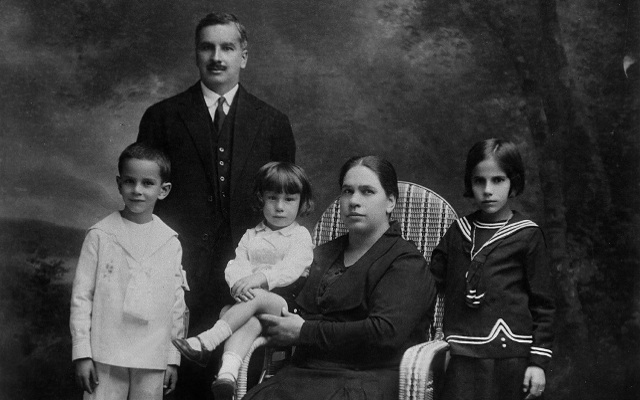 Familia Gaitán Durán: De pie: Eduardo Gaitán Durán, Delina de Gaitán y don Emilio Gaitán. Sentado: Jorge Gaitán Durán.