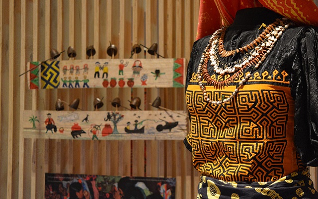 Molas. Capas de sabiduría es la exposición temporal del Museo del Oro que presenta  la vida y pensamiento de la comunidad guna de Colombia y Panamá.