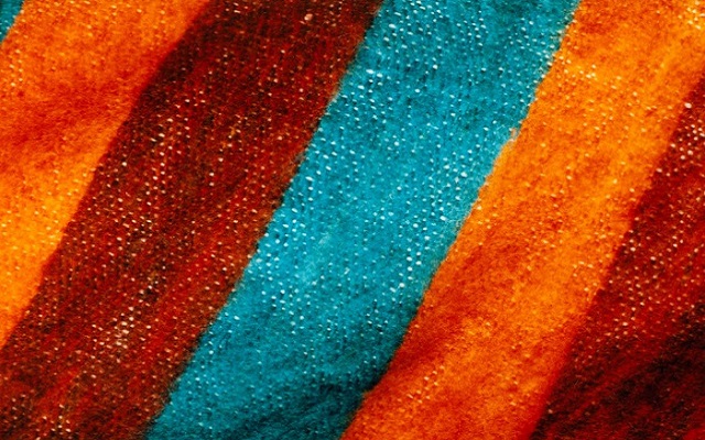 Fibras naturales y arte textil en Boyacá y Santander. Cobija elaborada con lana teñida con anilinas en Iza.  