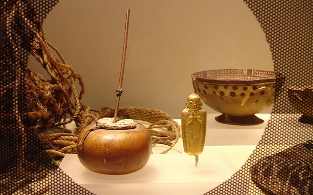 Exposición Historias de ofrendas muiscas. El tunjo que acompaña a la momia representa una momia enfardelada.