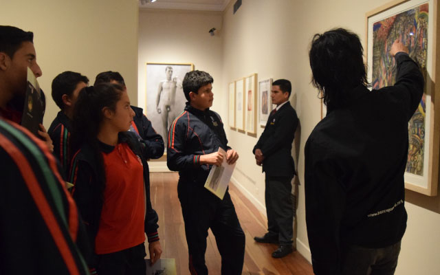 Participantes a la visita Bicentenario en 10 imágenes, parte de la exposición El tigre no es como lo pintan.