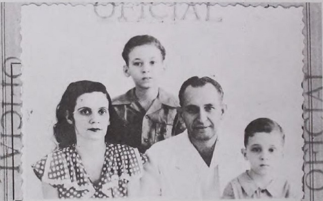 Sus padres y su hermano Alfonso en 1949.