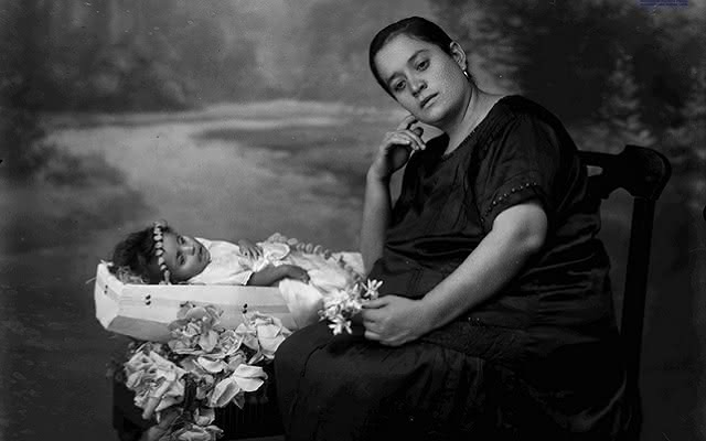 Clementina Duque con su hija muerta