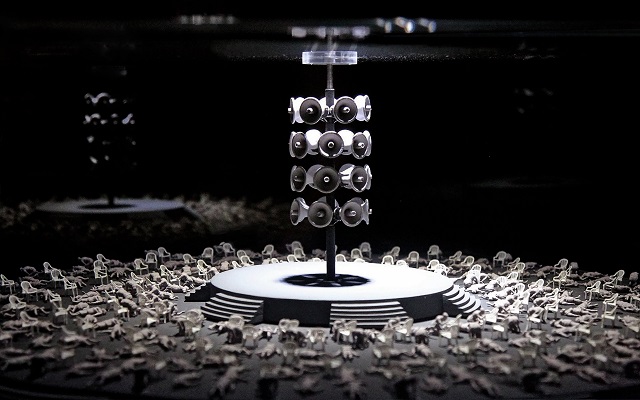Sin título (2016). Instalación. Animación estroboscópica con fotogramas modelados en cera de abejas, cartón, acrílico y elementos eléctricos. 35 × 81 × 81 cm. Colección Programa de Becas y Comisiones CIFO.