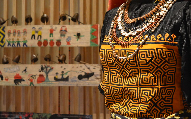 Exposición Molas. Capas de sabiduría