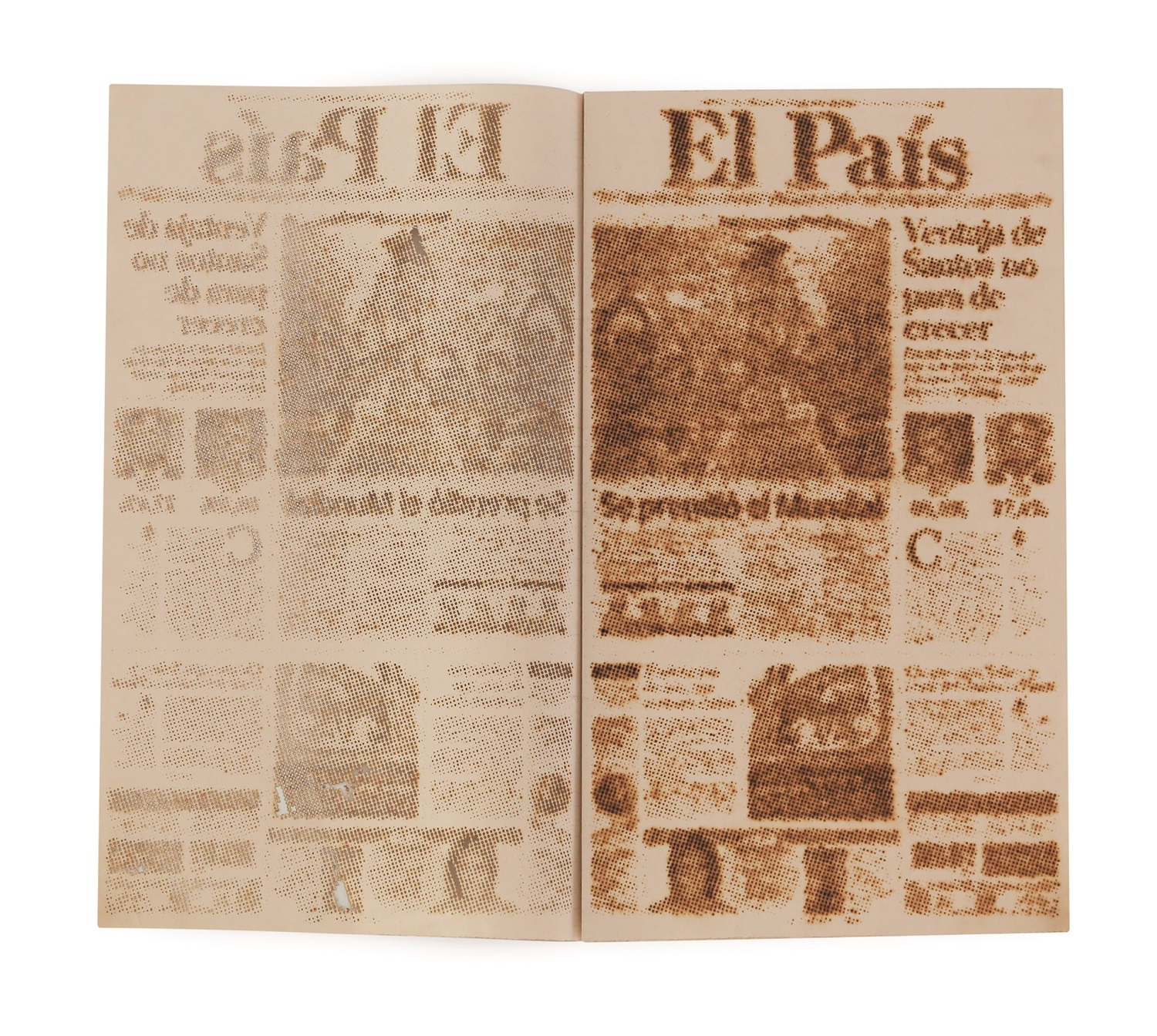 Paístiempo, 2007. Pirograbado sobre papel periódico. Periódicos de 10 páginas. 56 × 33 cm (cada uno)