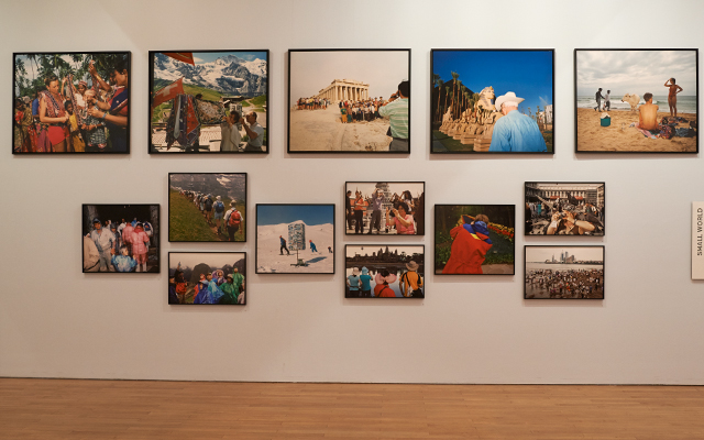 Fotografías de la Serie Small World en la Exposición Martin Parr: Souvenir