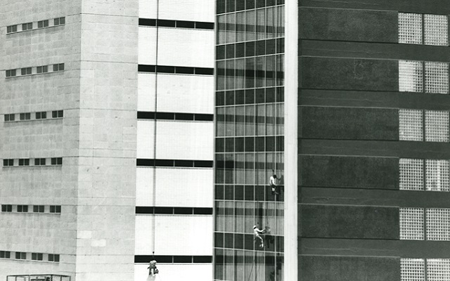 Urbes Mutantes: Fotografía Latinoamericana 1941 - 2012. Geometrías citadinas. Limpiavidrios, Ciudad de México. Rodrigo Moya. 