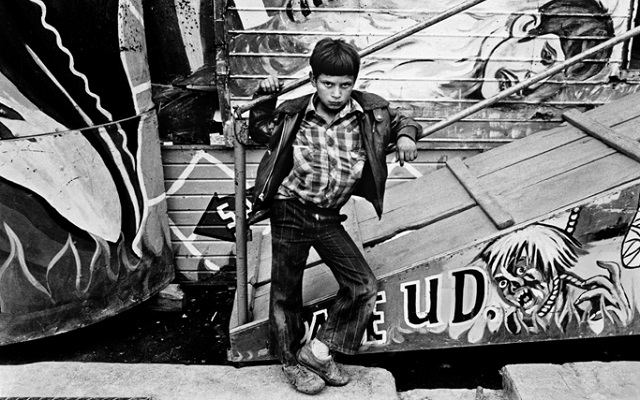 Urbes Mutantes: Fotografía Latinoamericana 1941 - 2012. La maldita primavera. El niño y el infierno. Ciudad de México 1985. Yolanda Andrade.