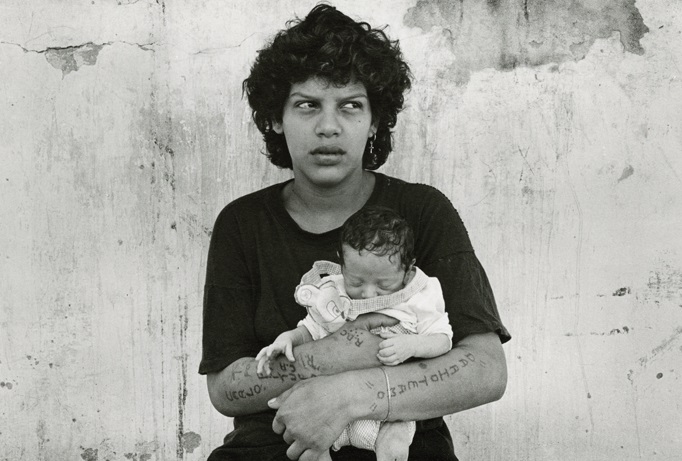 Urbes Mutantes: Fotografía Latinoamericana 1941 - 2012. Los olvidados. Mujeres presas con sus hijas. 1991 - 1992. Adriana Lestido.