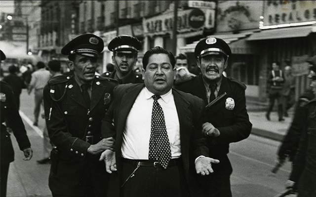 Urbes Mutantes: Fotografía Latinoamericana 1941 - 2012. Masas y protestas. Huelga de maestros en Ciudad de México 1957. Nacho López.