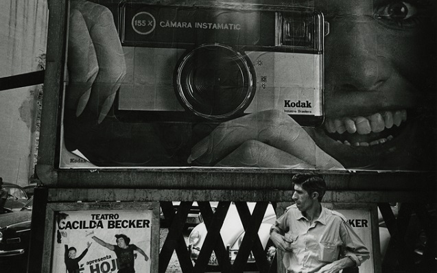 Urbes Mutantes: Fotografía Latinoamericana 1941 - 2012. Popular callejero. Acá este cielo que vemos. Sao Paulo. 1972. Paolo Gasparini.