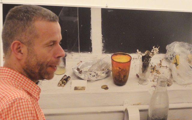 Wolfgang Tillmans en el montaje de su exposición.