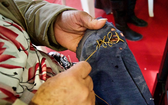 Remendar cosas para reparar la vida y el tejido social. Foto por Sarah Richardson.