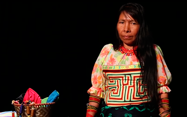Una mujer con su vestimenta tradicional