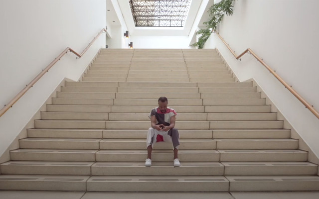 Escalera Biblioteca Luis Ángel Arango - Mateo López | Rituales del retorno: cuerpos desobedientes