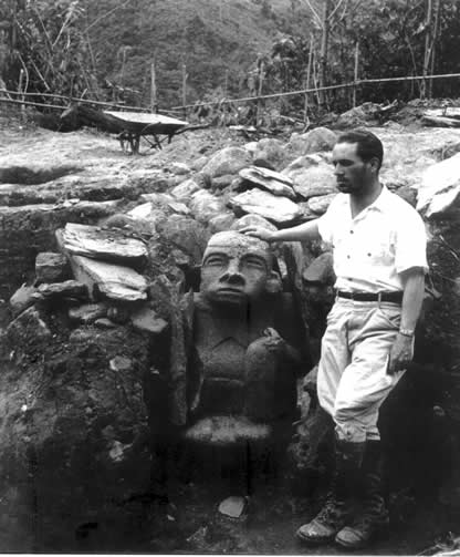 El arqueólogo Luis Duque Gómez excavando en San Agustín, Huila.